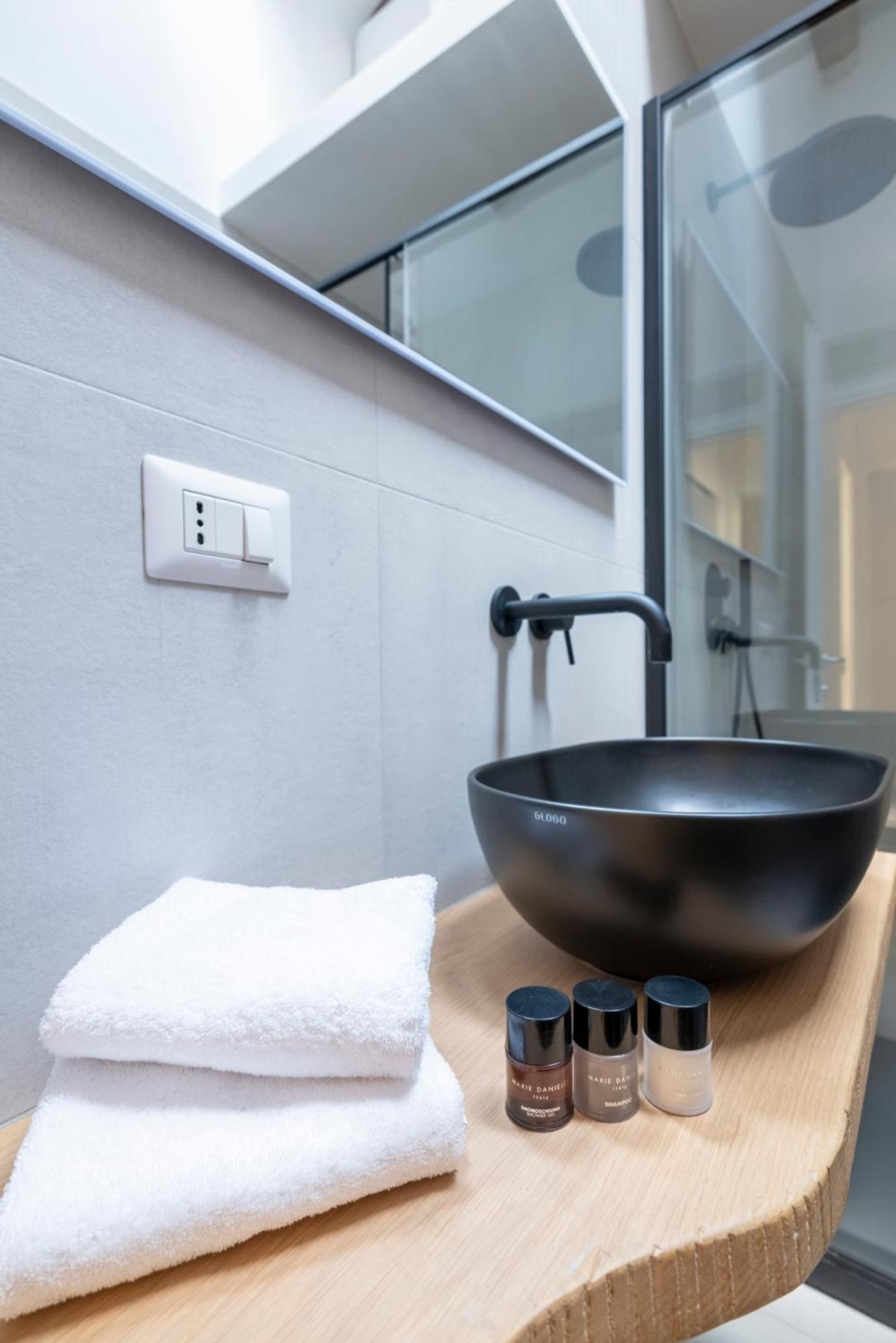 Aldrovandi Luxury Suites And Apartment Bologna Eksteriør billede